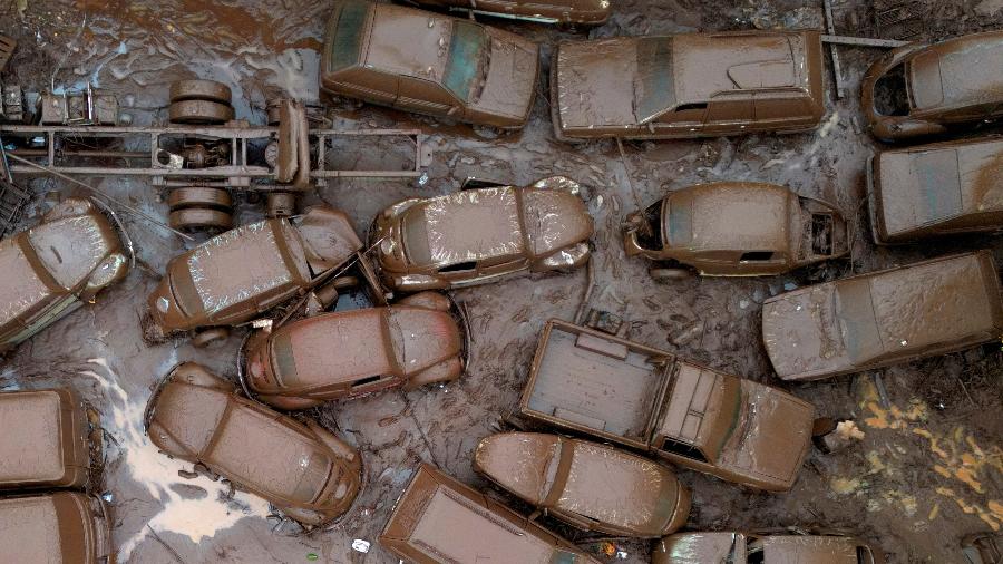 Uma imagem aérea da cidade de Encantado mostra os carros todos aglomerados e cobertos por lama