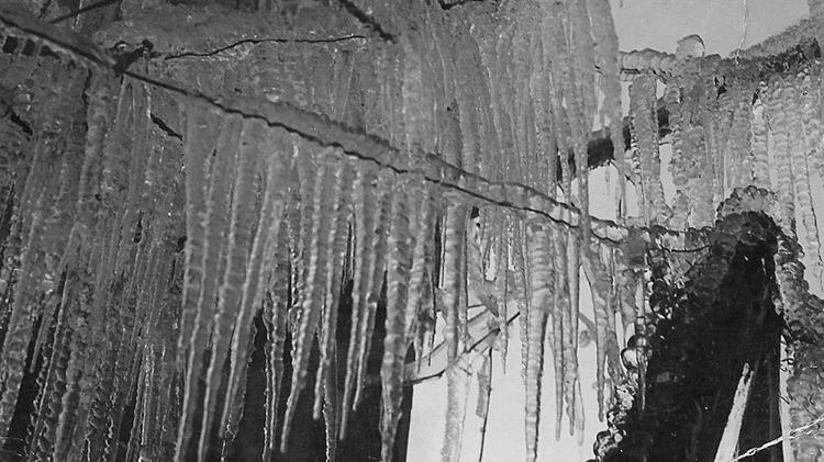 Estalactites de gelo em Caxias do Sul (RS) em 1941