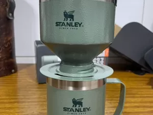 Cafeteira Stanley promete manter café quente o dia todo; veja opiniões