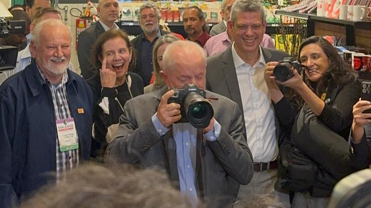 Lula brinca com câmera fotográfica em visita à sede do MST em São Paulo