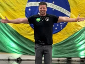 Pré-candidato a vereador do PL exibe arma na cintura durante convenção em Cuiabá (MT)