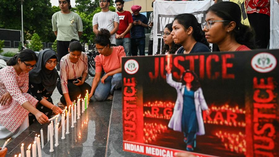 Profissionais da área médica acendem velas em homenagem à colega vítima de estupto em Amritsar 