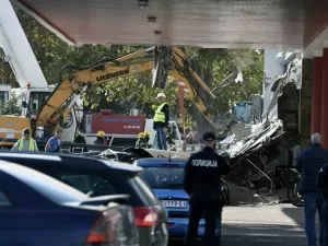 Oito mortos após desabamento de telhado em uma estação de trem na Sérvia