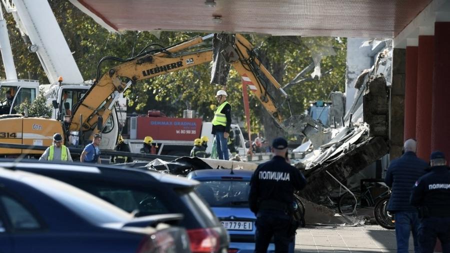 Equipes de emergência e policiais trabalham no local onde um teto de concreto desabou na estação de trem de Novi Sad, no norte, em 1º de novembro de 2024 - NENAD MIHAJLOVIC/AFP