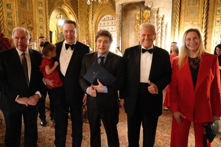 O presidente da Argentina, Javier Milei, com Elon Musk e o presidente eleito dos EUA, Donald Trump