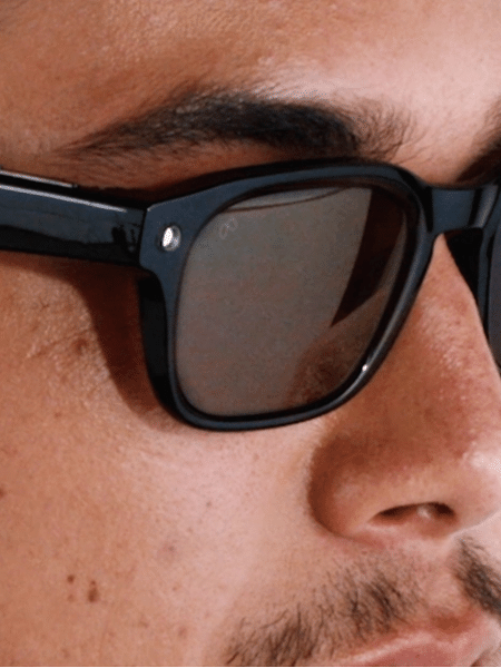 Homem usando Meta Glass