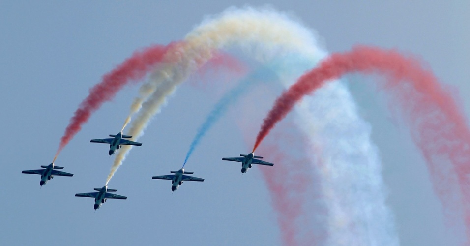 4.set.2015 - Pilotos da Força Aérea mostram suas habilidades durante o ensaio para a cerimônia do Dia da Defesa, ou o Memorial Day, em Islamabad, no Paquistão