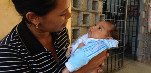 Moradoras do interior de Pernambuco vão a Recife a procura de atendimento para bebês - BBC