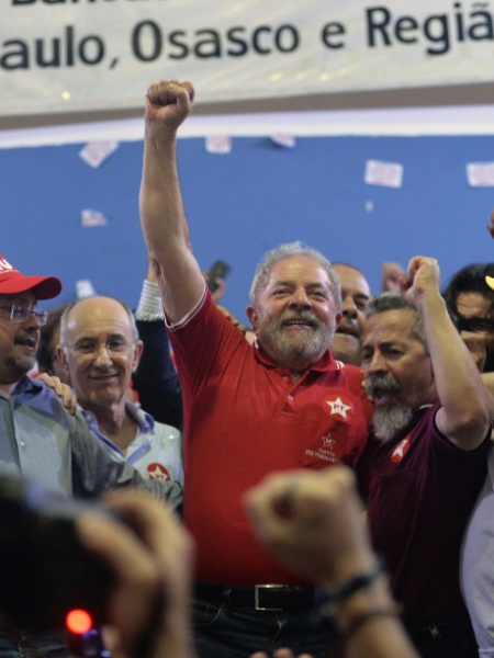 Imagem mostra o ex-presidente Luiz Inácio Lula da Silva (PT), durante discurso ao lado de militantes no Sindicato dos Bancários, em São Paulo (SP), em 2016 - Nelson Almeida/AFP