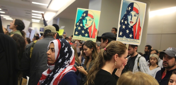 29.jan.2017 - Grupo de manifestantes faz protesto contra decreto de Trump no aeroporto internacional de Forth Worth, em Dallas - Dylan Hollingsworth/The New York Times