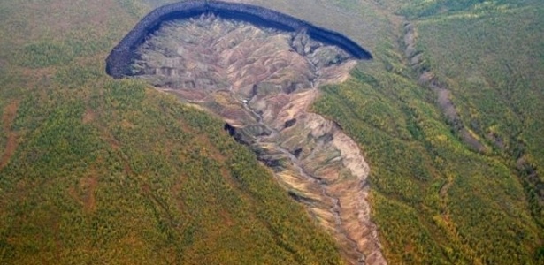 Localizada na floresta boreal da Sibéria, enorme cratera cresce, em média, 10 metros por ano e serve de alerta contra o desmatamento e o aquecimento global - Alexander Gabyshev/BBC 