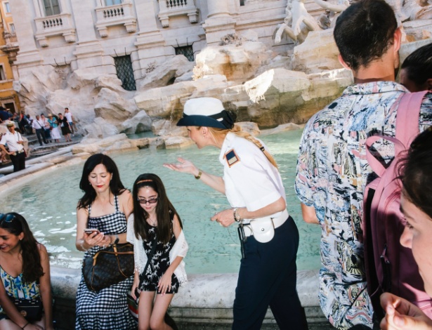 Policial instrui turistas a não sentarem na borda da Fontana di Trevi  - GIANNI CIPRIANO/NYT