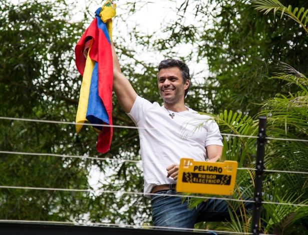 9.jul.2017 - O oposicionista Leopoldo López cumprimenta simpatizantes a partir de sua casa, onde está em prisão domiciliar, em Caracas (Venezuela) - Boris Vergara/Xinhua
