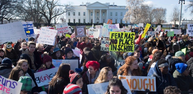 14.mar.2018 - Estudantes fazem protesto diante da Casa Branca na data que marca 1 mês do ataque armado contra uma escola na Flórida, onde 17 pessoas morreram - SAUL LOEB/AFP