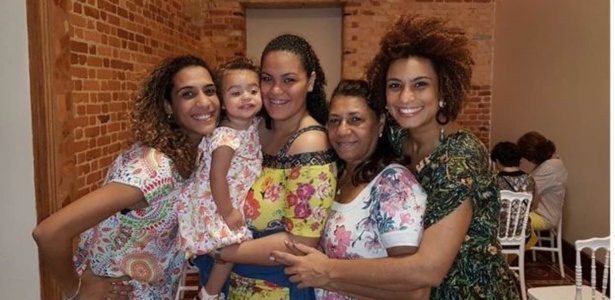Marielle, na ponta direita, comemorando o Dia das Mães do ano passado com as mulheres da família - da esquerda para a direita, sua irmã, Anielle Silva, sua sobrinha e afilhada, Mariah, sua filha, Luyara, e sua mãe, Marinete da Silva  - Arquivo pessoal