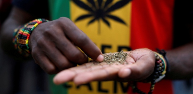 Homem durante passeata para legalização da maconha na Cidade do Cabo, no dia 6 de Maio de 2017 - MIKE HUTCHINGS/Reuters