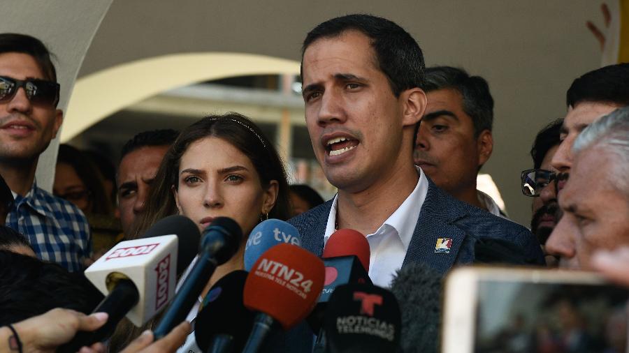 10.fev.2019 - Juan Guaidó fala com jornalistas após participar de missa em Caracas - AFP
