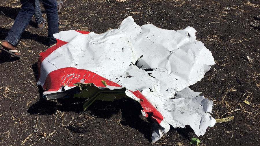 Parte de avião é encontrada no local da queda, que ocorreu há um ano, em Bishoftu, na Etiópia  - Tiksa Negeri/Reuters