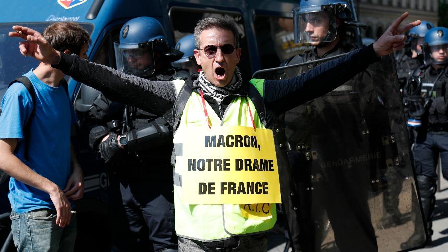 Manifestante compara tragédia na catedral de Notre-Dame ao presidente da França, Emmanuel Macron - Zakaria Abdelkafi/AF