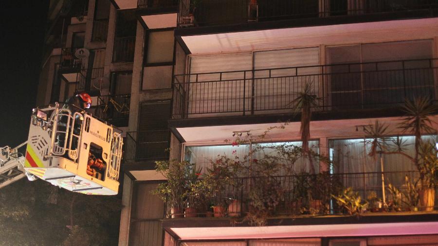 Bombeiros chilenos fazem vistoria em prédio onde uma família brasileira foi encontrada morta, supostamente intoxicadas por monóxido de carbono - La Tercera