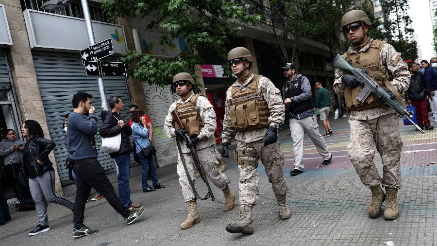 Soldados patrulham as ruas de Santiago após protestos contra aumento da tarifa do metrô - Edgard Garrido/Reuters