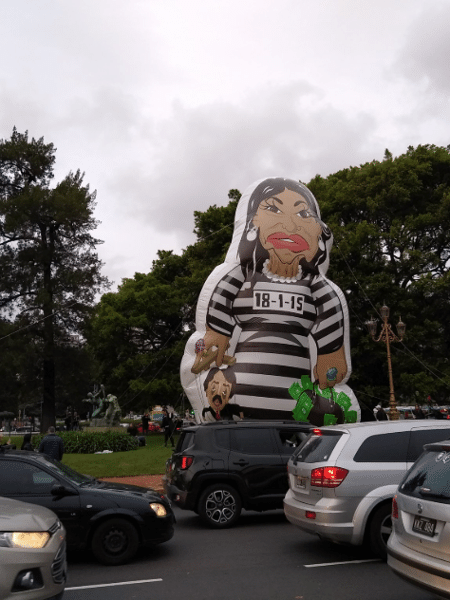 Boneco inflável de Cristina Kirchner é exibido na Argentina - Reprodução/Twitter