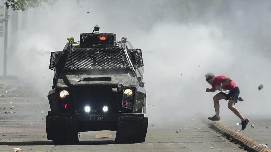 21.out.2019 - Tanque militar nas ruas de Santiago, no Chile; com estado de emergência decretado pelo presidente Sebástian Piñera, militares patrulham as ruas em meio à onda de protestos no país - Martin Bernetti/AFP