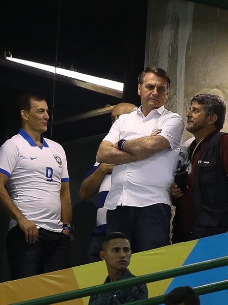 O presidente Jair Bolsonaro comparece ao Estádio Bezerrão, na cidade do Gama, Região Administrativa do DF, para assitir ao jogo Itália X Paraguai, pela Copa do Mundo FIFA sub 17 - Pedro Ladeira/Folhapres