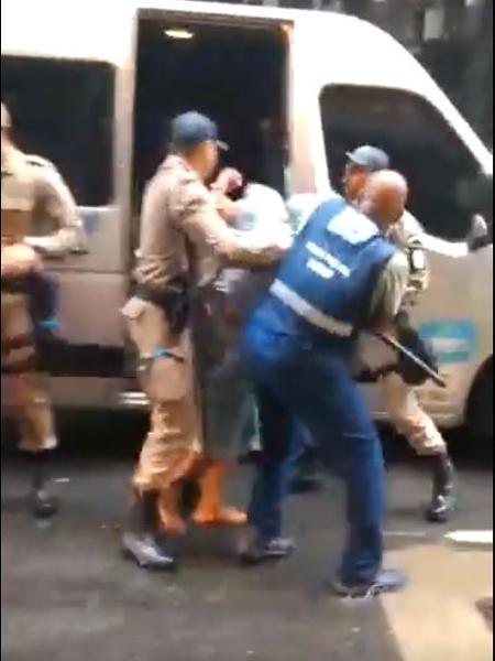Policiais colocam ambulante em furgão particular - Reprodução
