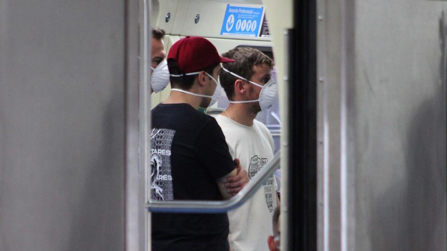 18/03/2020 - Movimentação de passageiros usando máscaras de proteção contra o coronavírus em estação da linha 1 azul do Metrô em São Paulo (SP) - Willian Moreira/Futura Press/Estadão Conteúdo
