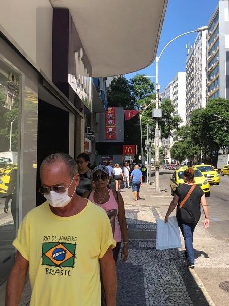 Pessoas usam máscaras nas ruas de Copacabana, zona sul do Rio - Herculano Barreto Filho/UOL