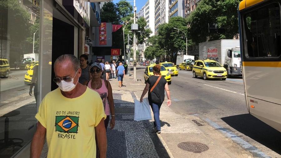 Pessoas usam máscaras para evitar contaminação pelo coronavírus nas ruas de Copacabana, zona sul do Rio - Herculano Barreto Filho/UOL