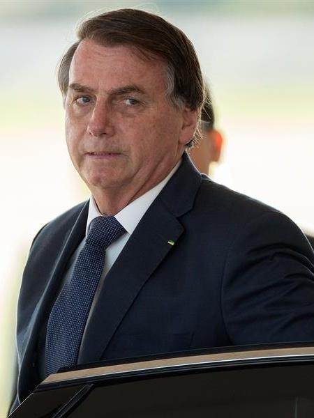 3.abr.2020 - O presidente Jair Bolsonaro (sem partido) em frente ao Palácio da Alvorada, em Brasília - Joedson Alves/EFE