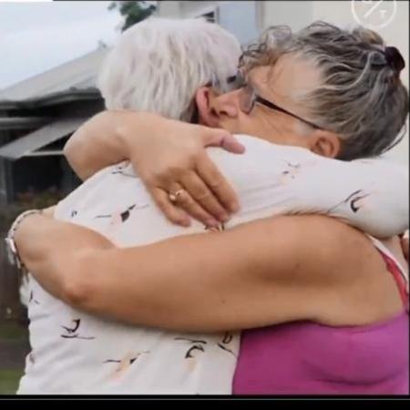 Christine Archer (á esq.) abraça irmã Gail Baker, que está com câncer em estágio terminal, após conseguir autorização para entrar na Austrália em meio à pandemia do coronavírus - Reprodução/Twitter/Bloomberg Quick Take