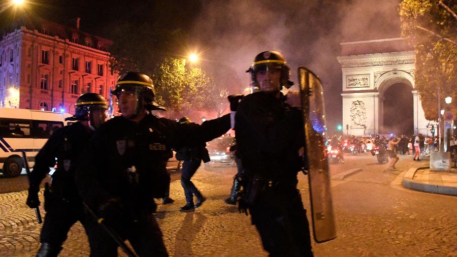 Policiais tiveram que agir em comemoração que reuniu centenas de pessoas em Paris - Bertrand Guay/AFP