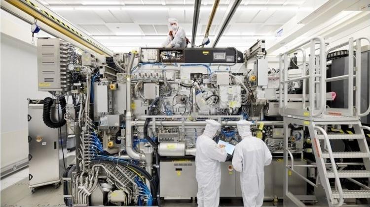 iPhone 12 e o chip de 5 nm: A máquina NX3400 da ASML tem seu interior escondido por painéis quando em uso - ASML - ASML