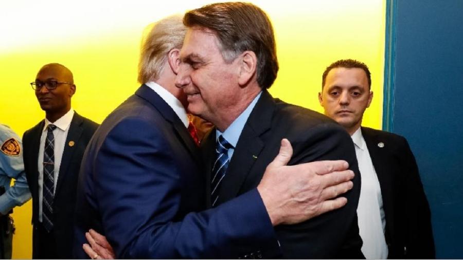 Donald Trump e Jair Bolsonaro se abraçam durante visita do presidente brasileiro aos EUA. Será que haverá um outro abraço, o da saideira? - Alan Santos/PR