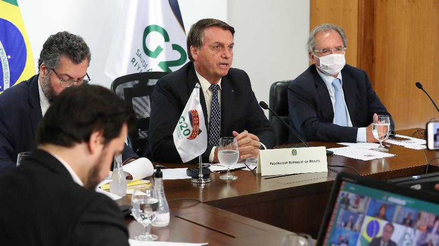 Presidente Jair Bolsonaro participa de videoconferência da cúpula do G20 ao lado dos ministros Ernesto Araújo (Relações Exteriores) e Paulo Guedes (Economia) - Marcos Corrêa/PR