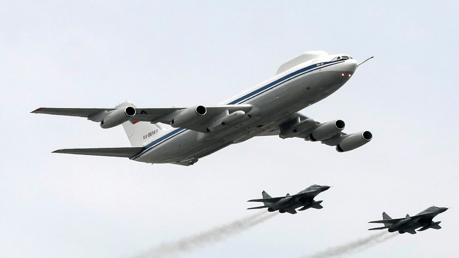 O Ilyushin Il-80 é um centro de comando aéreo construído para evacuar o presidente russo em caso de explosão nuclear - Andrey SMIRNOV / AFP