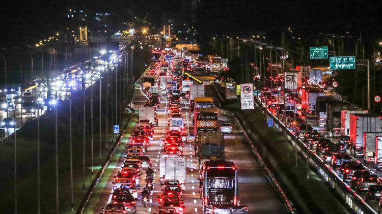 Trânsito intenso congestionado na Rodovia Castelo Branco - DANIEL TEIXEIRA/ESTADÃO CONTEÚDO - DANIEL TEIXEIRA/ESTADÃO CONTEÚDO