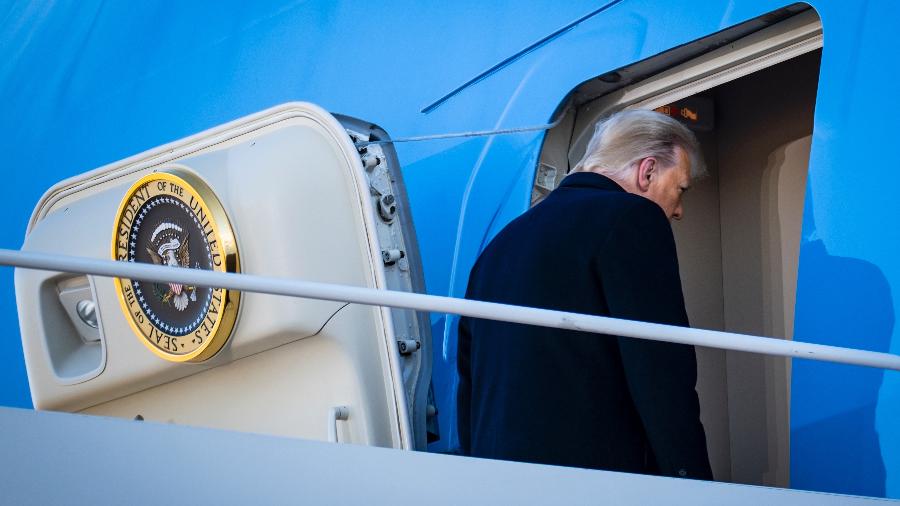 20 jan. 2021 - Donald Trump e Melania Trump chegam ao Aeroporto Internacional de Palm Beach, Flórida - Pool/Getty Images