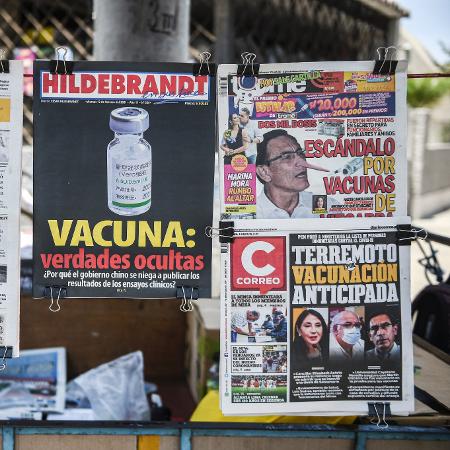 15.fev.2021 - Banca de jornal em Lima exibe jornais destacando escândalo de vacinação contra covid-19 envolvendo políticos e altos funcionários - Ernesto Benavides/AFP