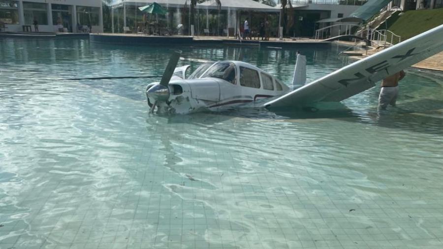 Avião caiu dentro de piscina do Furnaspark Resort - Reprodução/Redes sociais