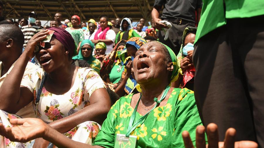 20.mar.2021 - Mulher chora durante velório do presidente da Tanzânia John Magufuli no Estádio Uhuru  - STR/AFP
