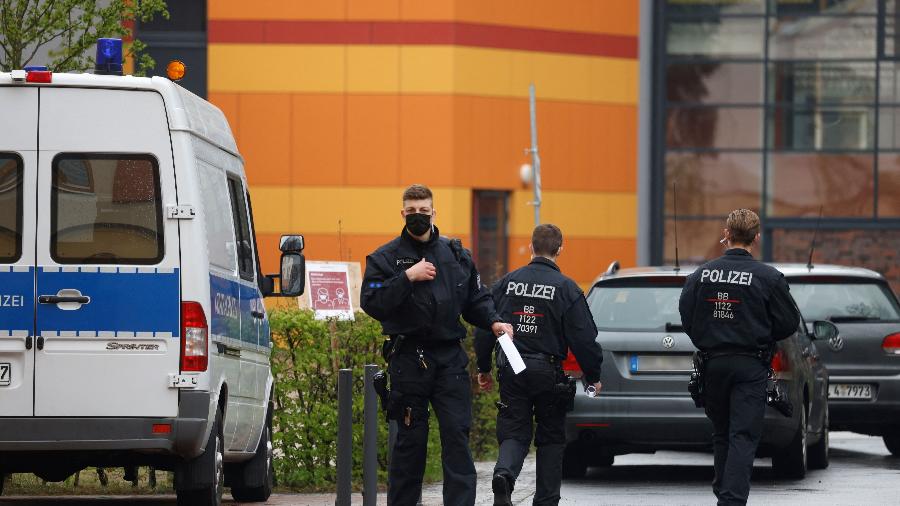 Policiais em frente à clínica em Potsdam, na Alemanha, após ataque que deixou quatro mortos - Odd Andersen/AFP