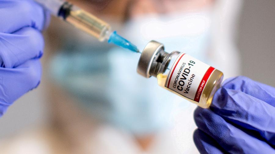 23.jul.2021 - Profissional de saúde segura seringa e vacina contra covid-19, em imagem ilustrativa - Dado Ruvic/Reuters