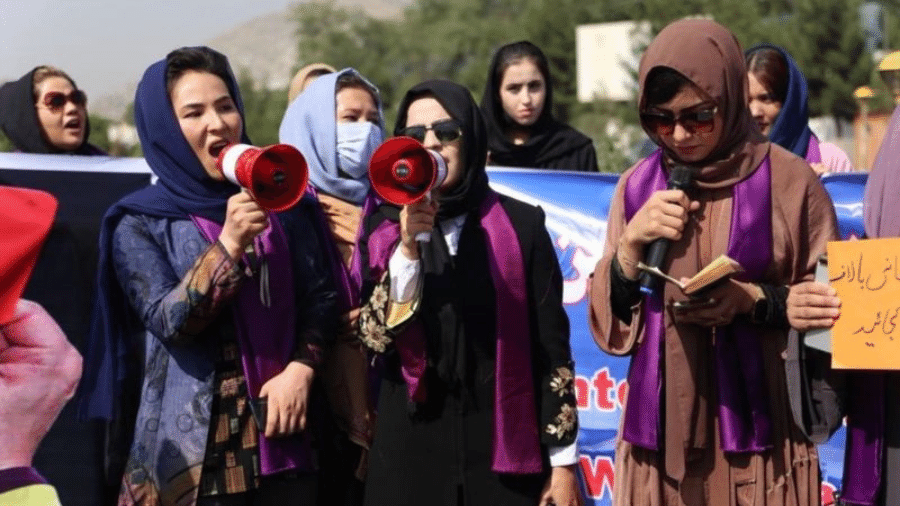 Mulheres afirmam que Talebã as alvejou com gás lacrimogêneo e spray de pimenta enquanto tentavam caminhar de uma ponte até o palácio presidencial - GETTY IMAGES