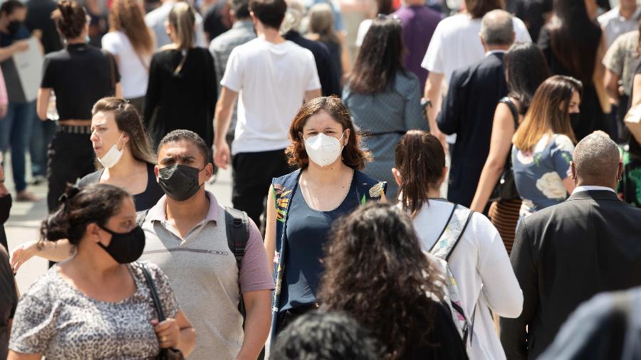 20.dez.2021 - Pedestres usando máscara na avenida Paulista, em São Paulo - Daniel Teixeira/Estadão Conteúdo