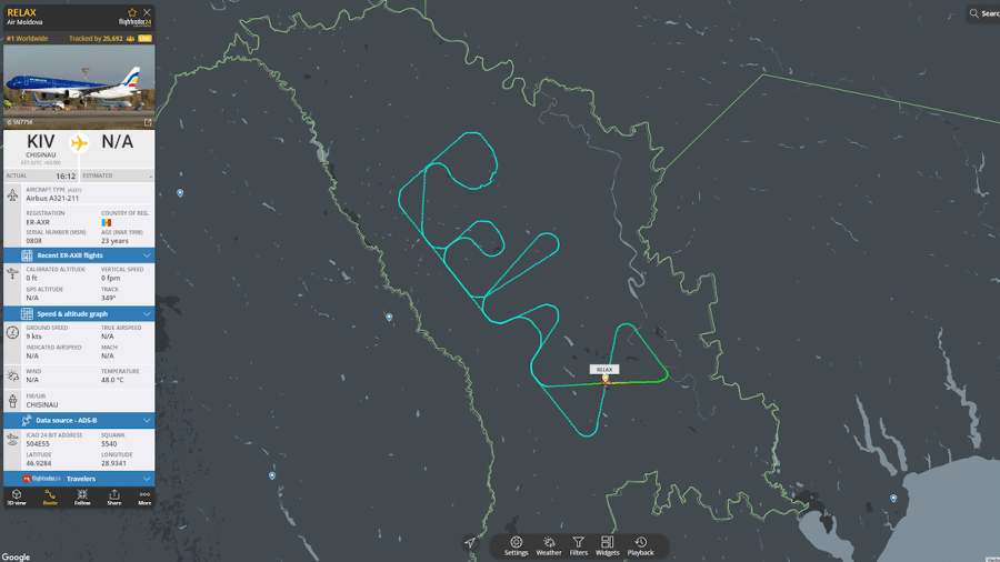 Trajetória de voo foi usada pelo piloto para escrever no ar mensagem de paz a 40 km da fronteira com a Ucrânia  - Reprodução/FlightRadar24