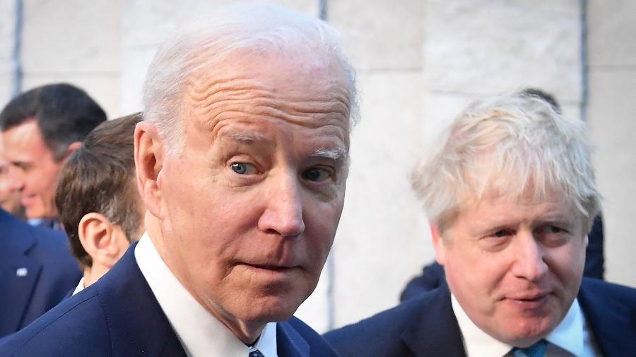 24.mar.2022 - O presidente dos Estados Unidos, Joe Biden (à esquerda), e o primeiro-ministro britânico, Boris Johnson, participam de encontro da Otan, em Bruxelas, na Bélgica - John Thys/AFP
